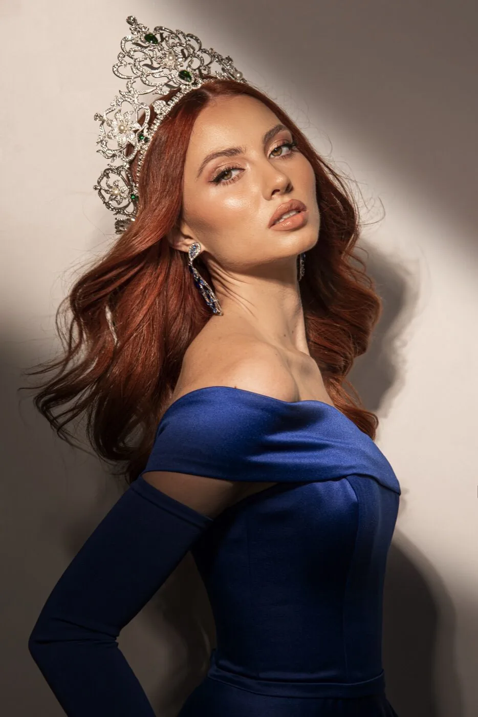 VIP líčení – miss v modrých šatech